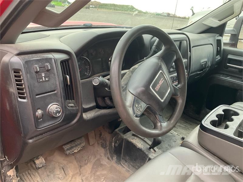 GMC Sierra 3500HD 4x4 Crew Cab Flatbed Truck Camiones plataforma