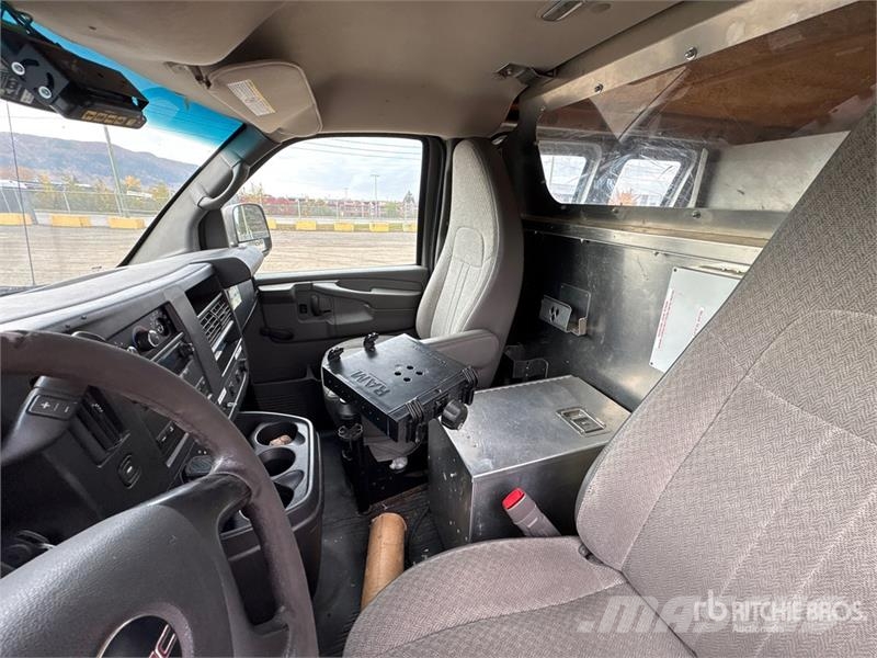 GMC Telelift Warwick 35 ft on GMC Savana 3500 4x2 Van Pacēlāji uz automašīnas bāzes