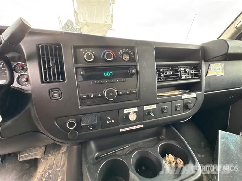 GMC Telelift Warwick 35 ft on GMC Savana 3500 4x2 Van Pacēlāji uz automašīnas bāzes