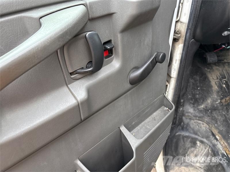 GMC Telelift Warwick 35 ft on GMC Savana 3500 4x2 Van Pacēlāji uz automašīnas bāzes