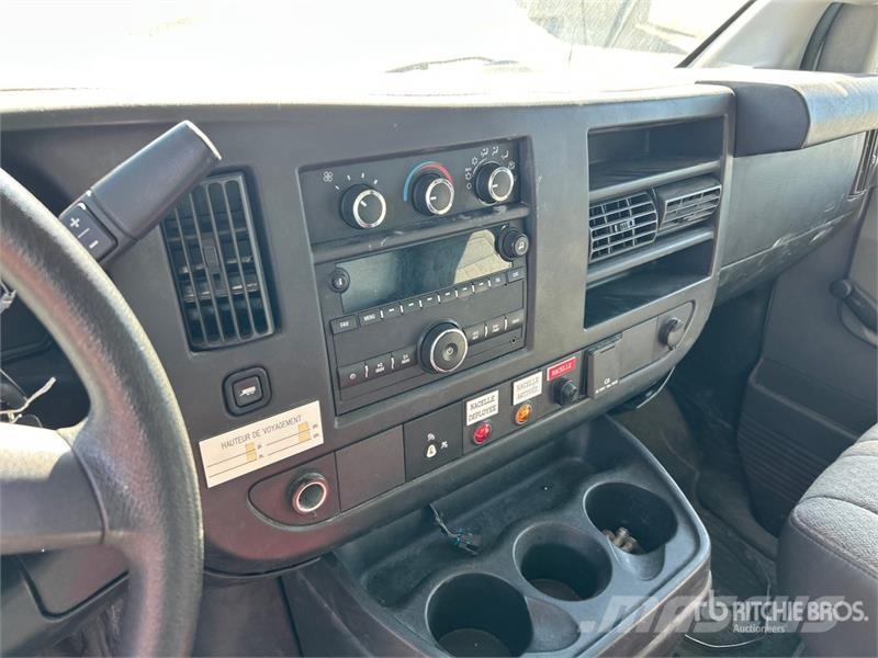 GMC Versalift on GMC Express 3500 4x2 Van Mounted Aer 트럭 탑재 고소작업대