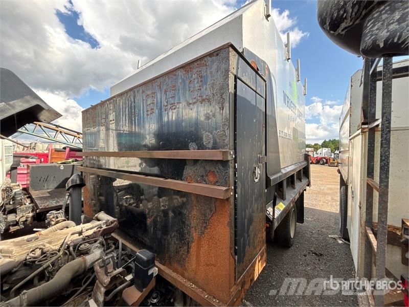 GMC W5500 4x2 Chipper Truck شاحنات نقل ألواح الخشب