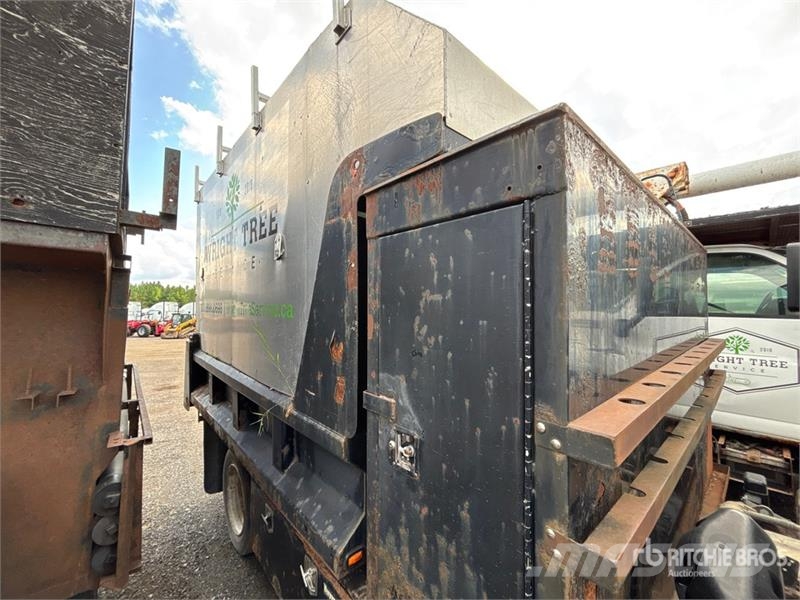 GMC W5500 4x2 Chipper Truck شاحنات نقل ألواح الخشب