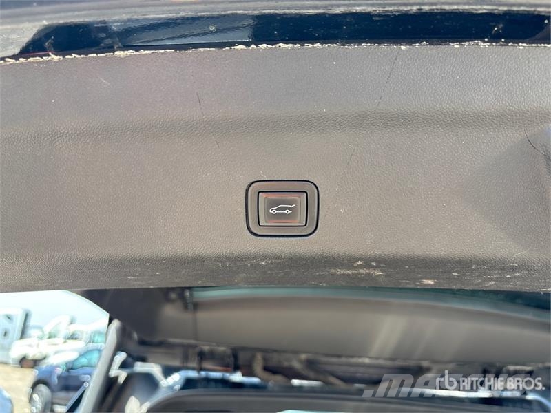 GMC Yukon Denali 4WD SUV Автомобілі