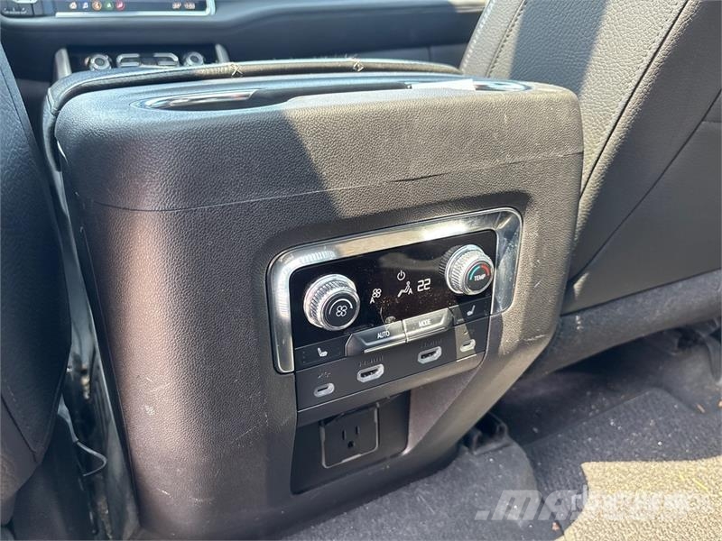 GMC Yukon Denali 4WD SUV Автомобілі
