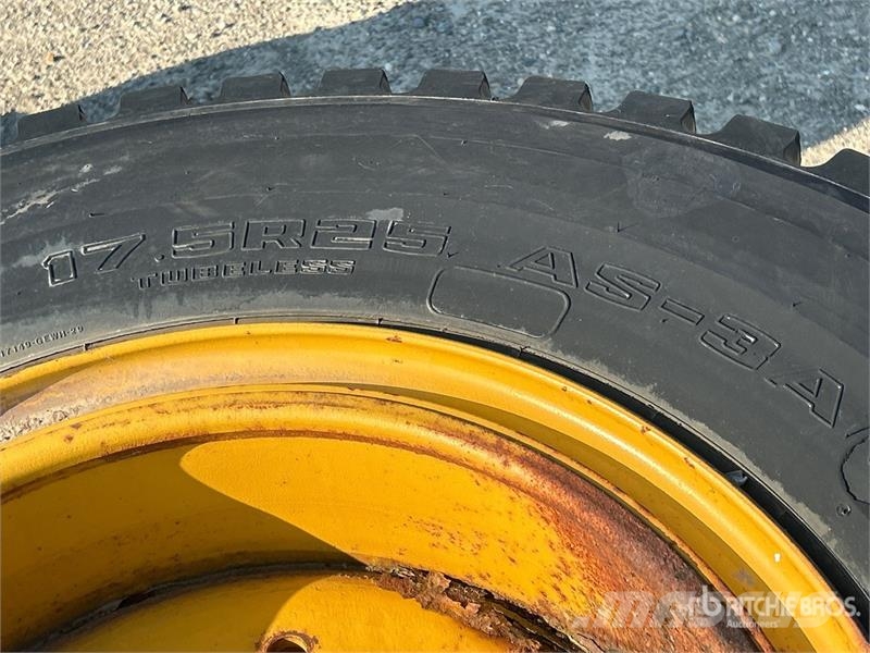 Goodyear of (4) Goodyear 17.5R25 Snow Tires - Fits John Dee Däck, hjul och fälgar