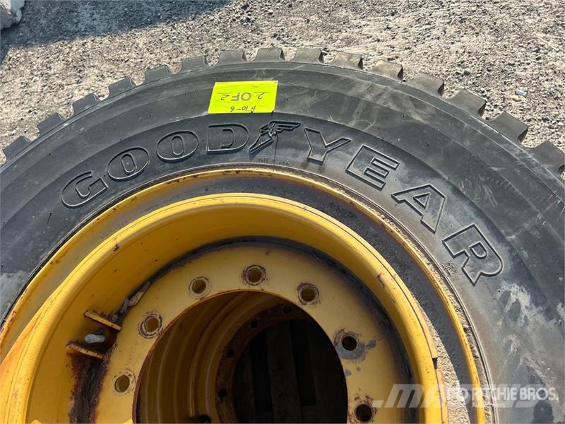 Goodyear of (4) Goodyear 17.5R25 Snow Tires - Fits John Dee Däck, hjul och fälgar