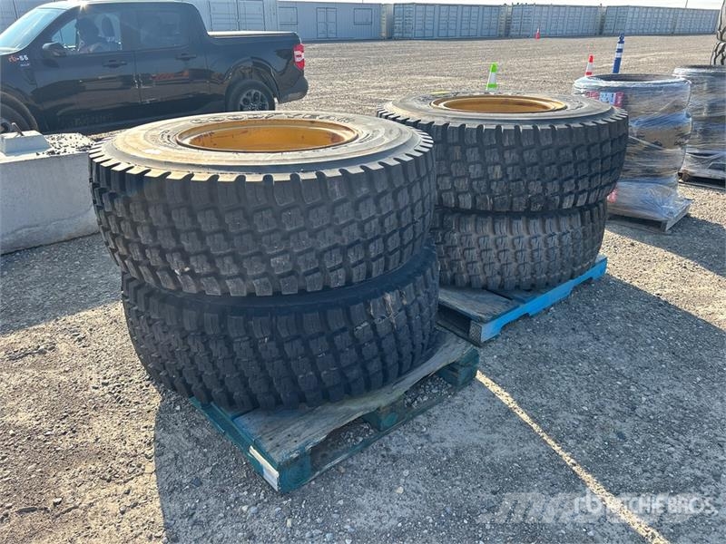 Goodyear of (4) Goodyear 17.5R25 Snow Tires - Fits John Dee Däck, hjul och fälgar