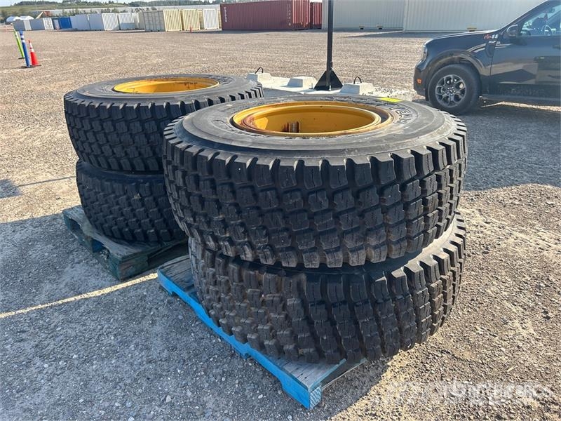 Goodyear of (4) Goodyear 17.5R25 Snow Tires - Fits John Dee Däck, hjul och fälgar
