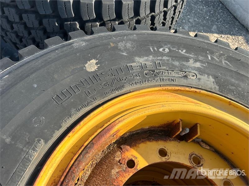 Goodyear of (4) Goodyear 17.5R25 Snow Tires - Fits John Dee Däck, hjul och fälgar