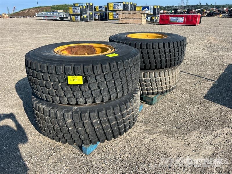 Goodyear of (4) Goodyear 17.5R25 Snow Tires - Fits John Dee Däck, hjul och fälgar