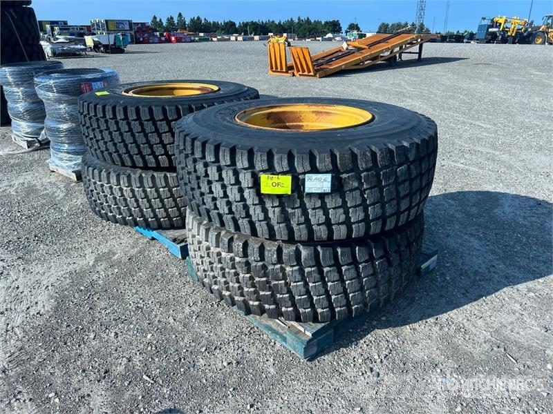 Goodyear of (4) Goodyear 17.5R25 Snow Tires - Fits John Dee Däck, hjul och fälgar
