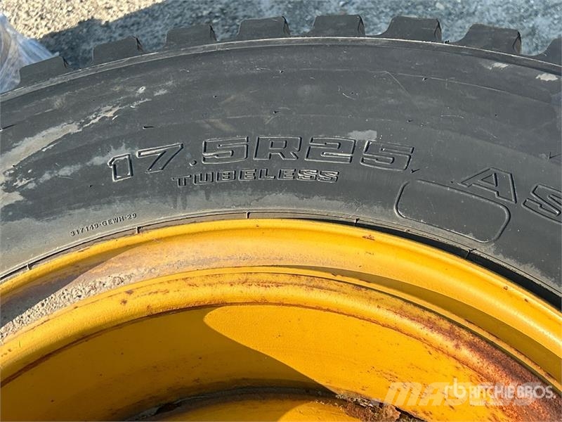 Goodyear of (4) Goodyear 17.5R25 Snow Tires - Fits John Dee Däck, hjul och fälgar