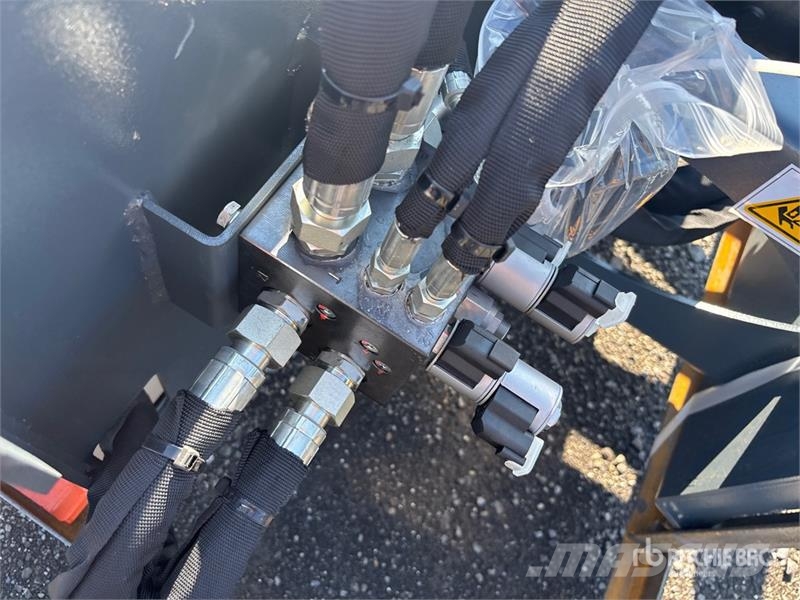 Handy HNSB72 72 in Skid Steer Snowblower (Unused) قاذفات الجليد