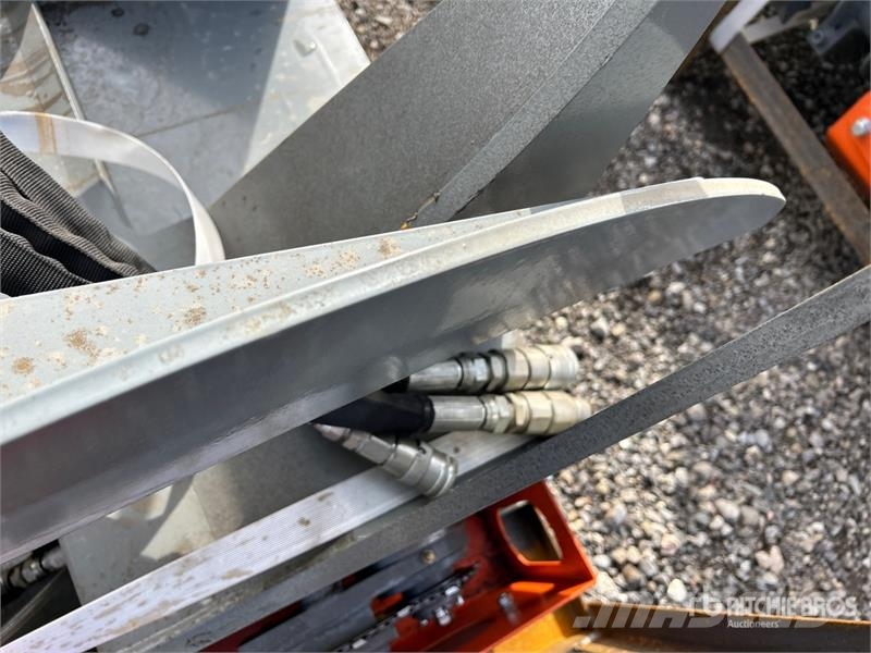 Handy HZMJ26 45 in Skid Steer Grapple Saw (Unused) Други компоненти