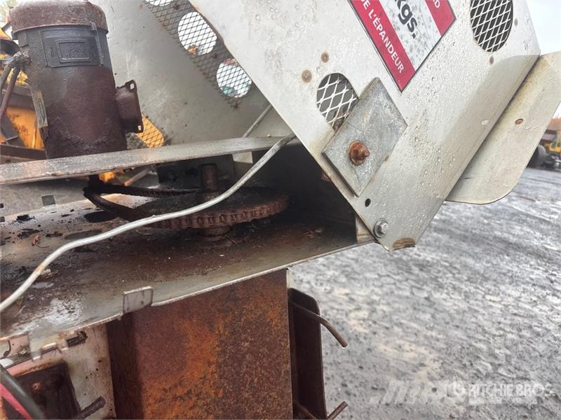  High Lander JR Stainless Steel Salt Spreader Hiekan- ja suolanlevittimet