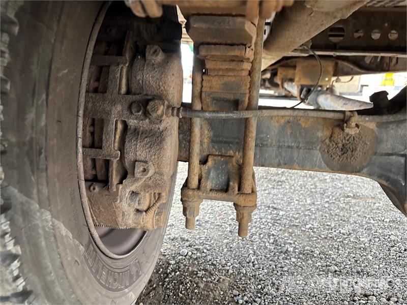 Hino 185 Camiones con caja de remolque