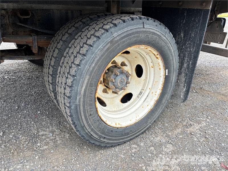 Hino 185 Camiones con caja de remolque