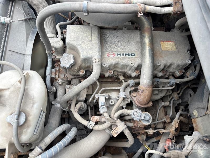 Hino 185 Camiones con caja de remolque