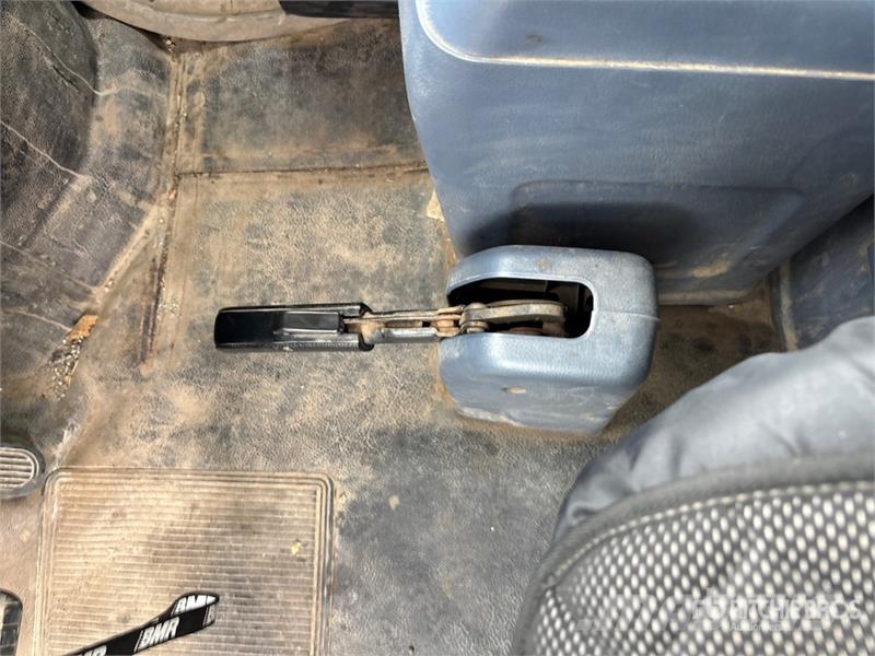 Hino 185 Camiones con caja de remolque