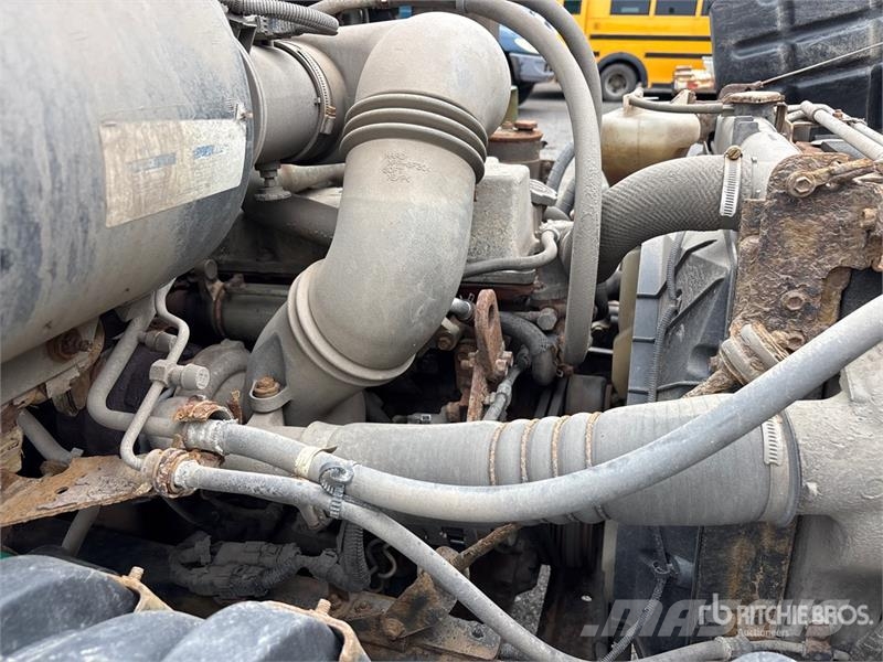 Hino 185 Camiones con caja de remolque