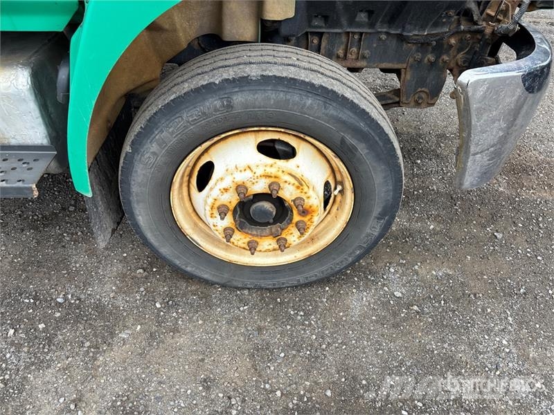 Hino 185 Camiones con caja de remolque