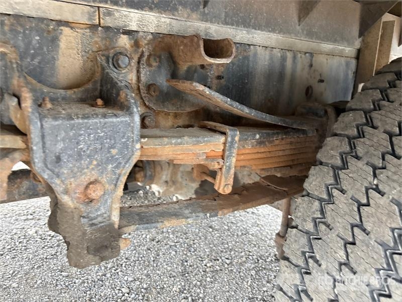Hino 185 Camiones con caja de remolque