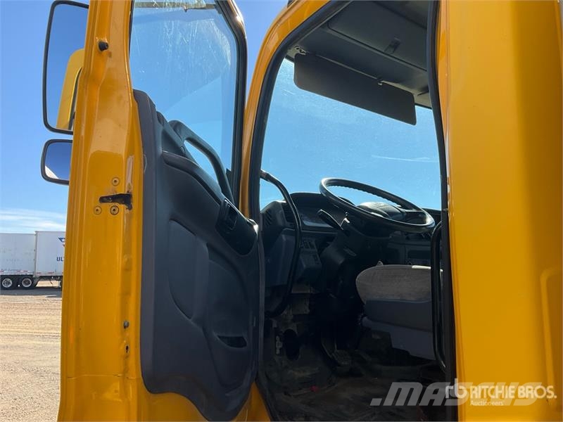 Hino 185 厢式货车
