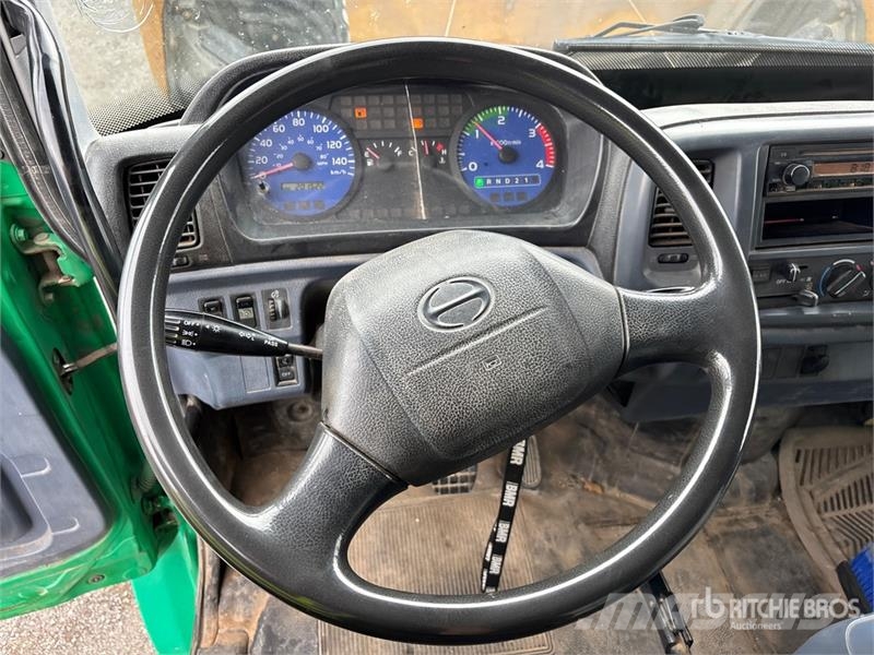 Hino 185 Camiones con caja de remolque