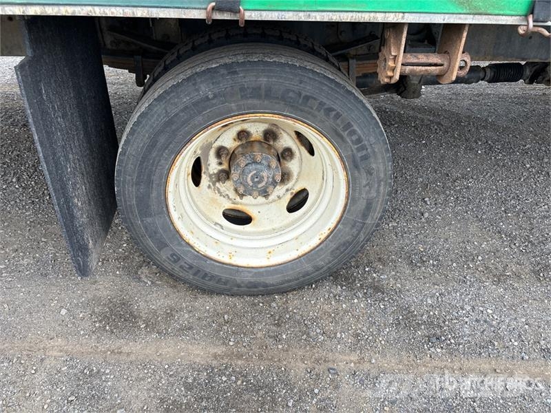 Hino 185 Camiones con caja de remolque