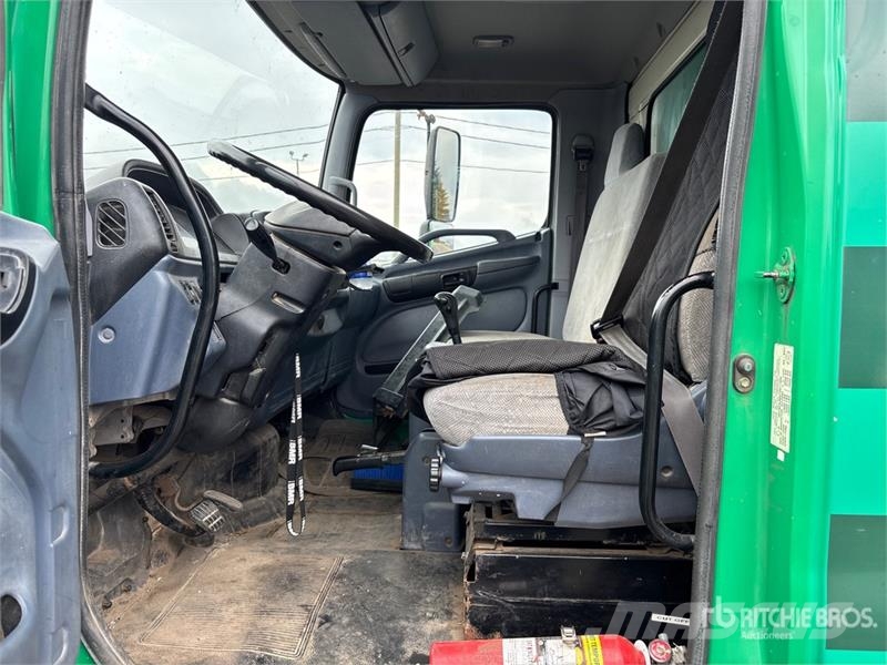 Hino 185 Camiones con caja de remolque