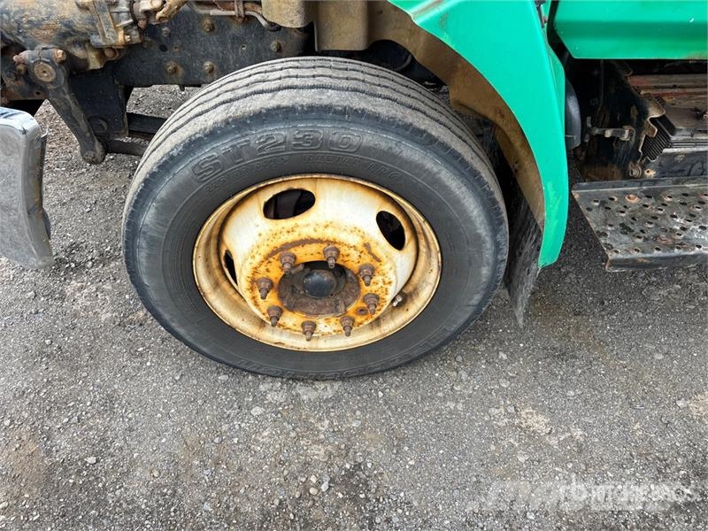 Hino 185 Camiones con caja de remolque