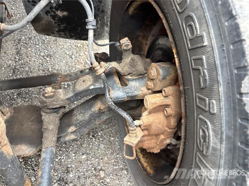 Hino 185 Camiones con caja de remolque
