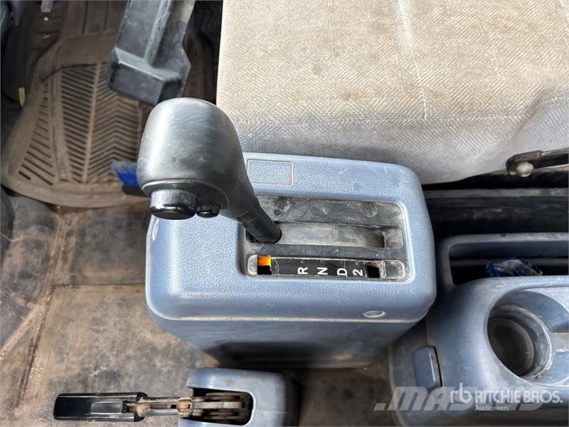 Hino 185 Camiones con caja de remolque