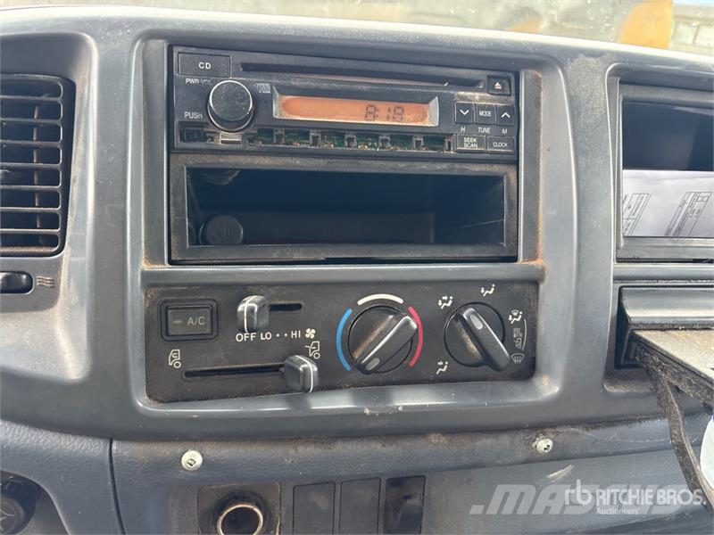 Hino 185 Camiones con caja de remolque