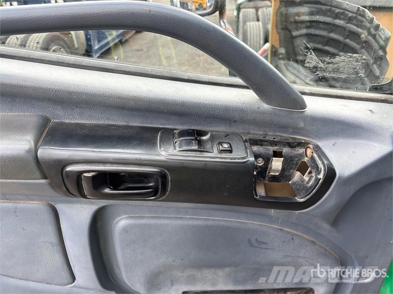 Hino 185 Camiones con caja de remolque