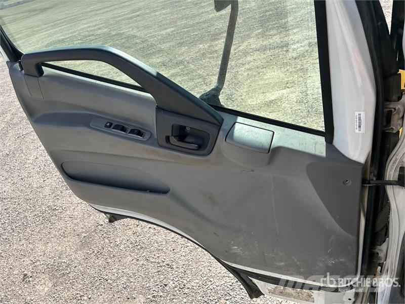 Hino 195 Camiones con caja de remolque