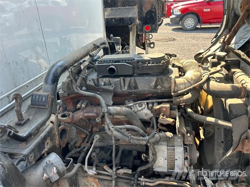 Hino 195 شاحنات ذات هيكل صندوقي