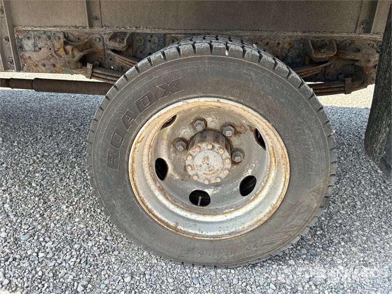Hino 195 شاحنات ذات هيكل صندوقي