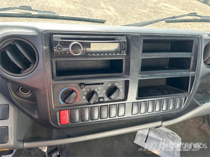 Hino 195 شاحنات ذات هيكل صندوقي