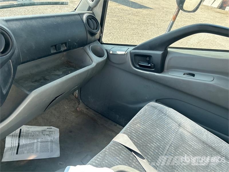 Hino 195 شاحنات ذات هيكل صندوقي