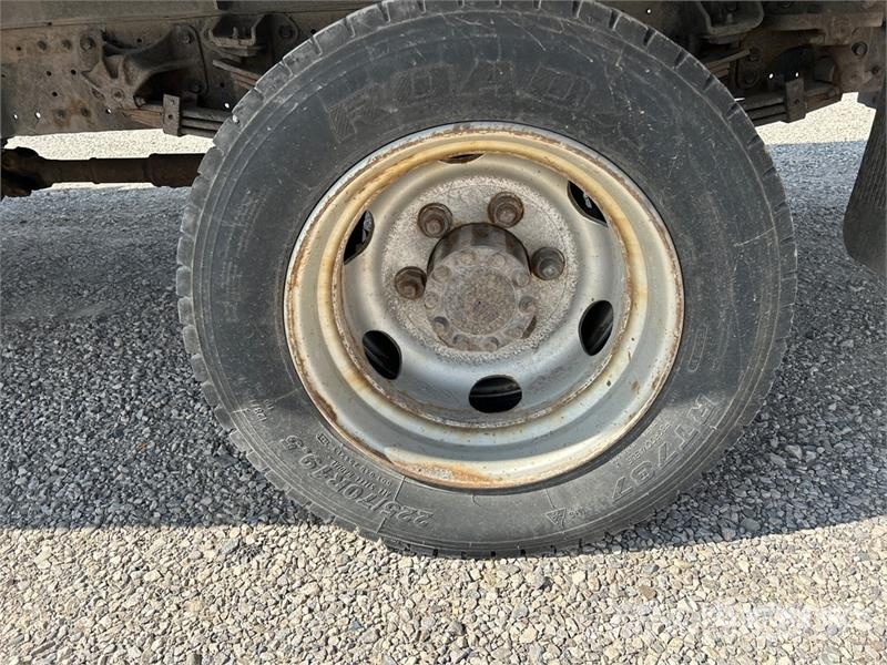 Hino 195 Camiones con caja de remolque