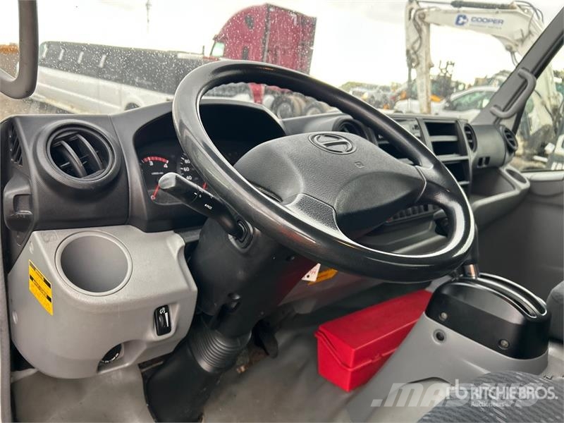 Hino 195 Грузовики-Фургоны