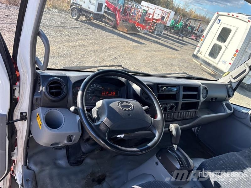 Hino 195 Kabine i unutrašnjost