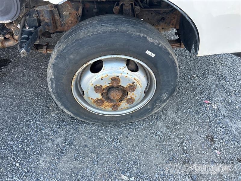 Hino 195 شاحنات ذات هيكل صندوقي