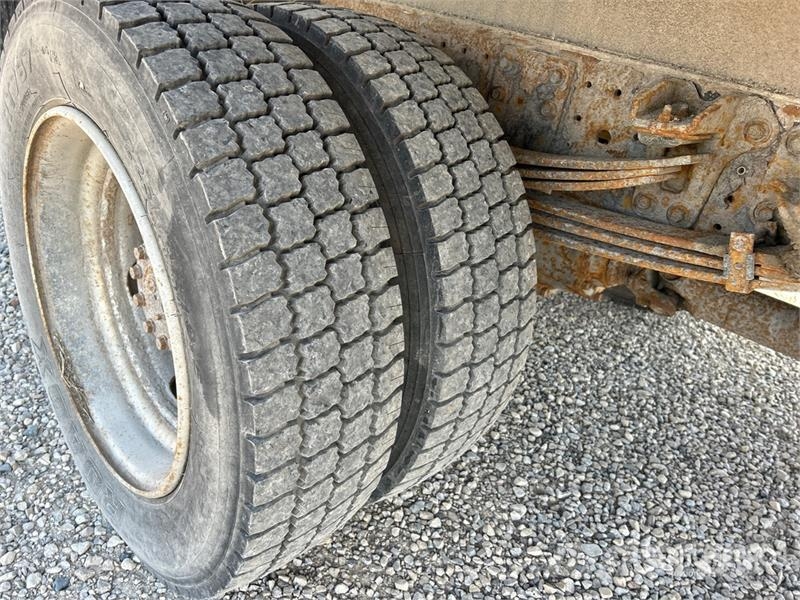 Hino 195 شاحنات ذات هيكل صندوقي