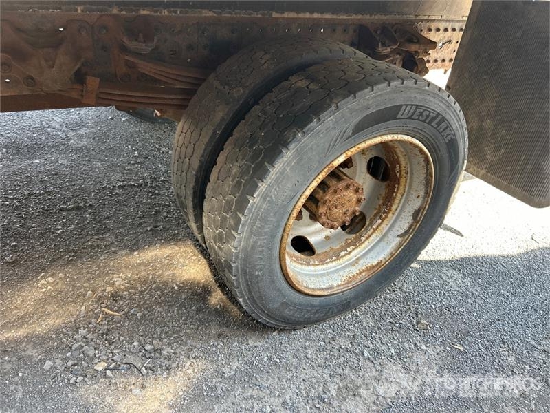 Hino 195 شاحنات ذات هيكل صندوقي