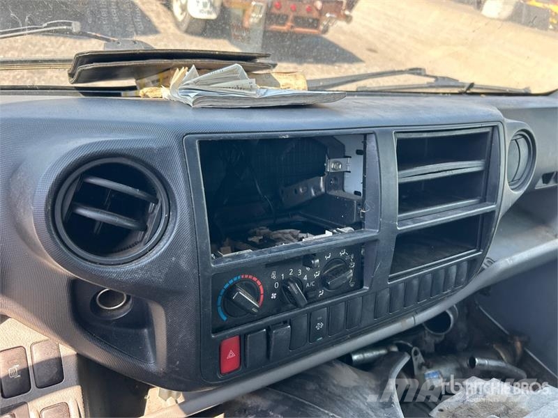 Hino 195 شاحنات ذات هيكل صندوقي