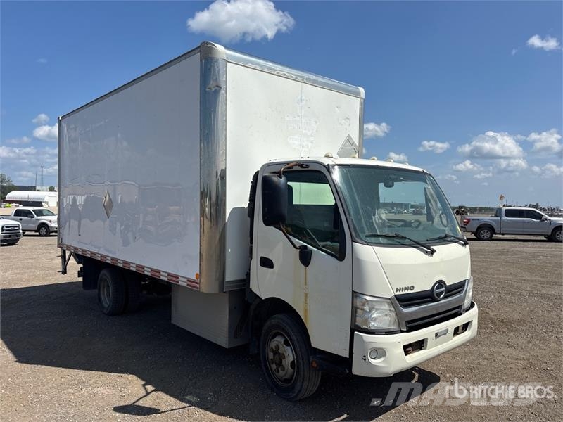 Hino 195 شاحنات ذات هيكل صندوقي