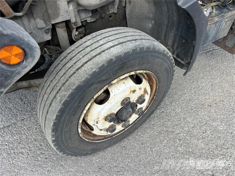 Hino 195 Camiones con caja de remolque